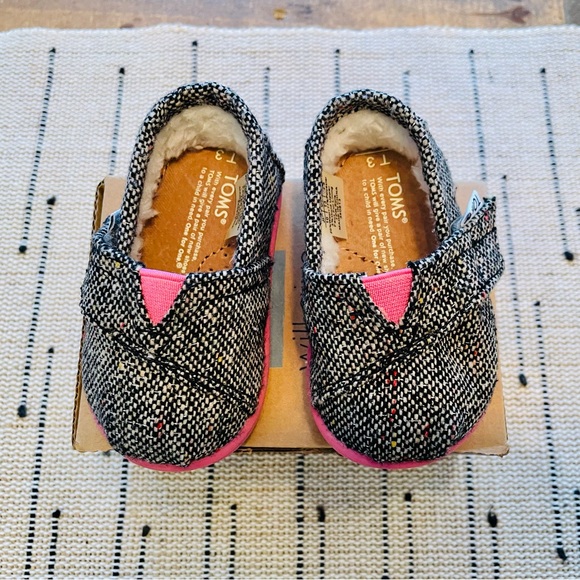 TOMS - NWT Sliver Karsen Classics Slip-On Shoes - Size Tiny 3 - Picture 1 of 6
